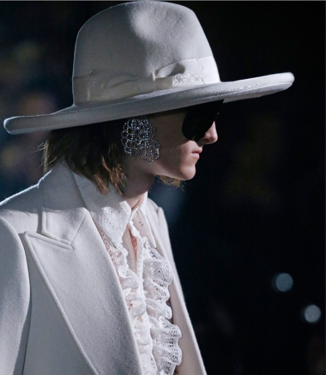 белая элегантная женская шляпа с плоскими жесткими полями и высокой тульей