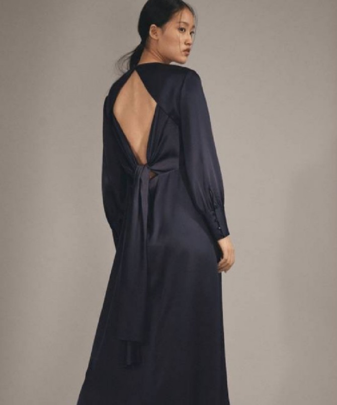 темное нарядное платье с вырезом на спине в виде ромба