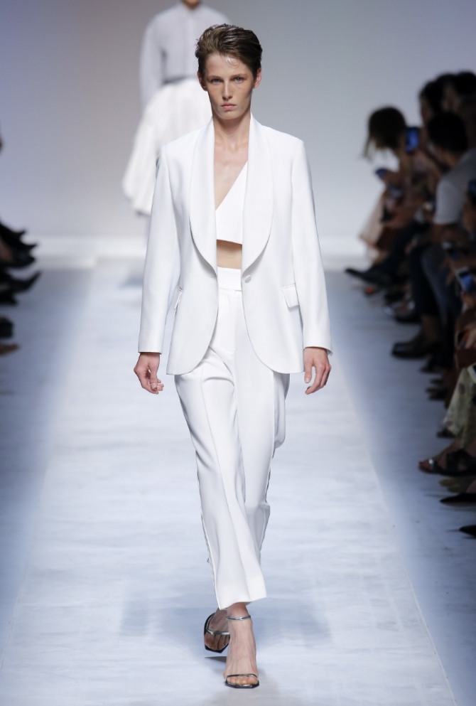 белый пиджак с шалкой на голое тело