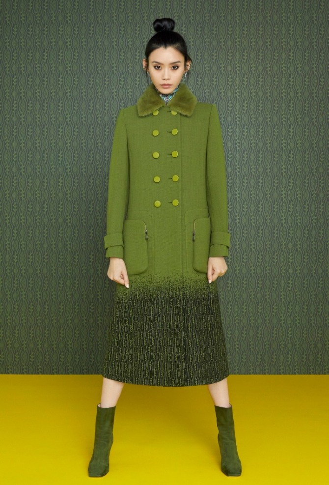 фото модных дизайнерских пальто на весенний период 2019 года - двубортное пальто оливкового цвета, двубортное, с меховым воротником