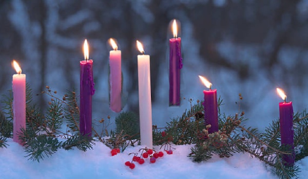 7 горящих свечей