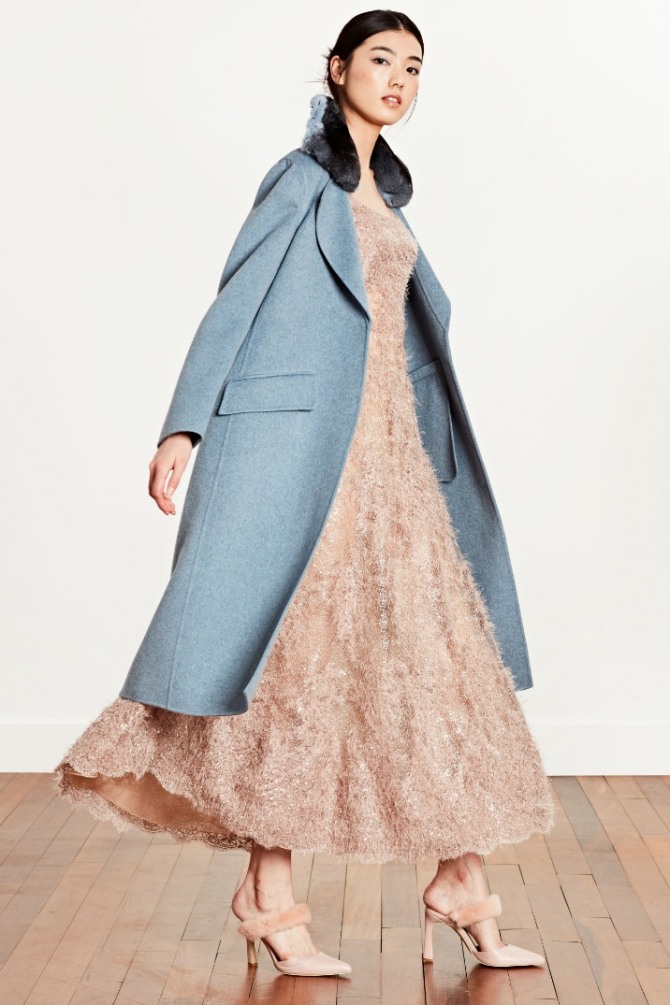 серо-голубое демисезонное женское пальто с меховым воротником