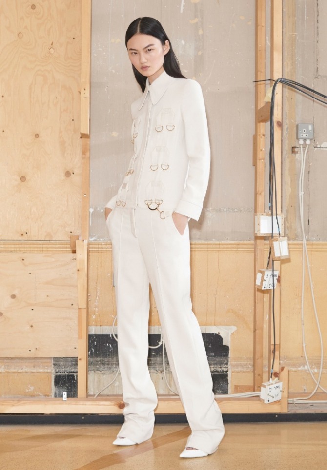 белые брюки с напуском и жакет рубашечного типа с металлическим декором
