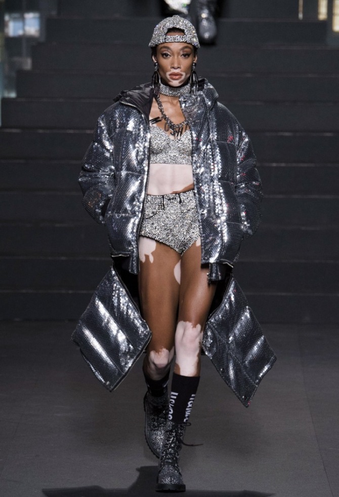 блестящее серебристое дамское пальто от H&M x Moschino