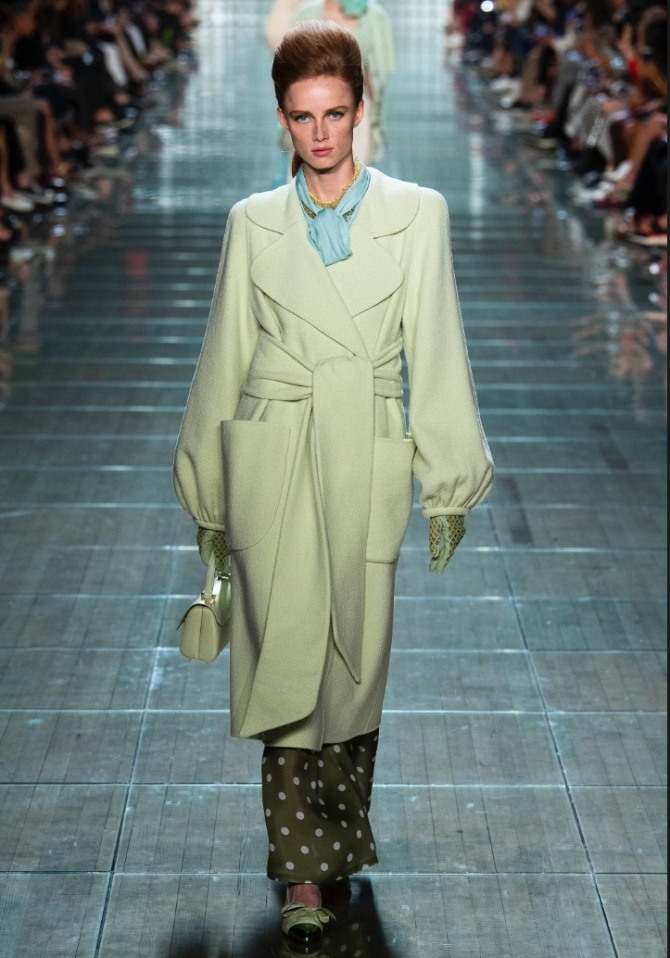женское кашемировое пальто сезона Весна 2019 цвета зеленого чая - с отложным воротником, лацканами, большими накладными карманами и широким поясом