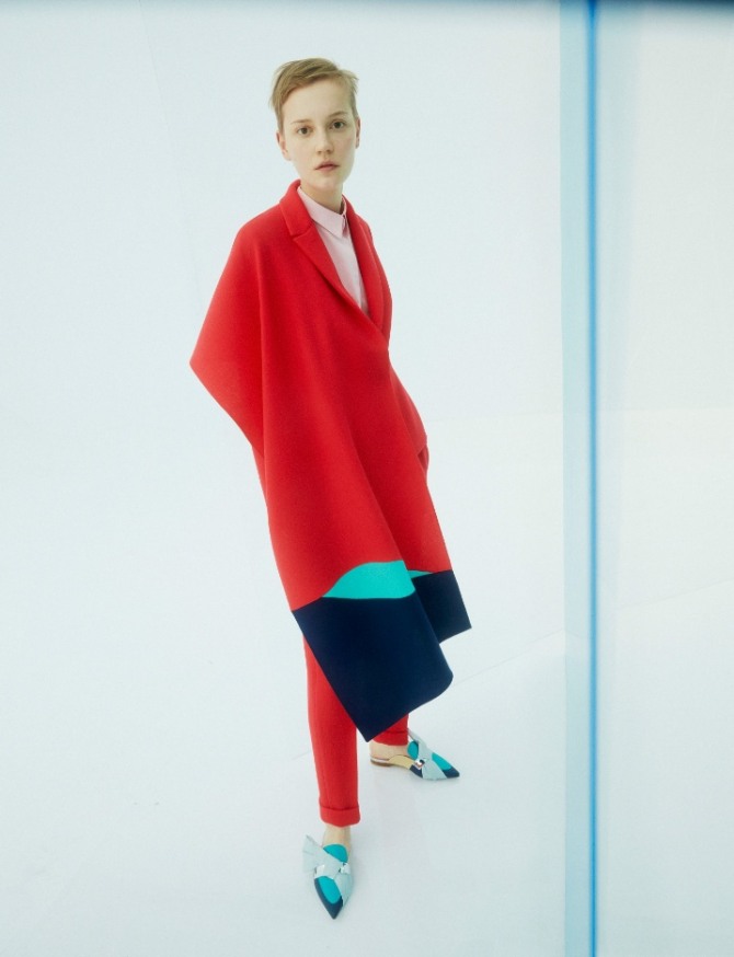 фото модных женских пальто сезона весна 2019 - пальто-накидка красного цвета