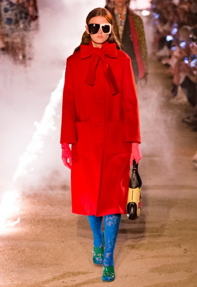 красное пальто миди с бантом на шее и большими карманами от Gucci