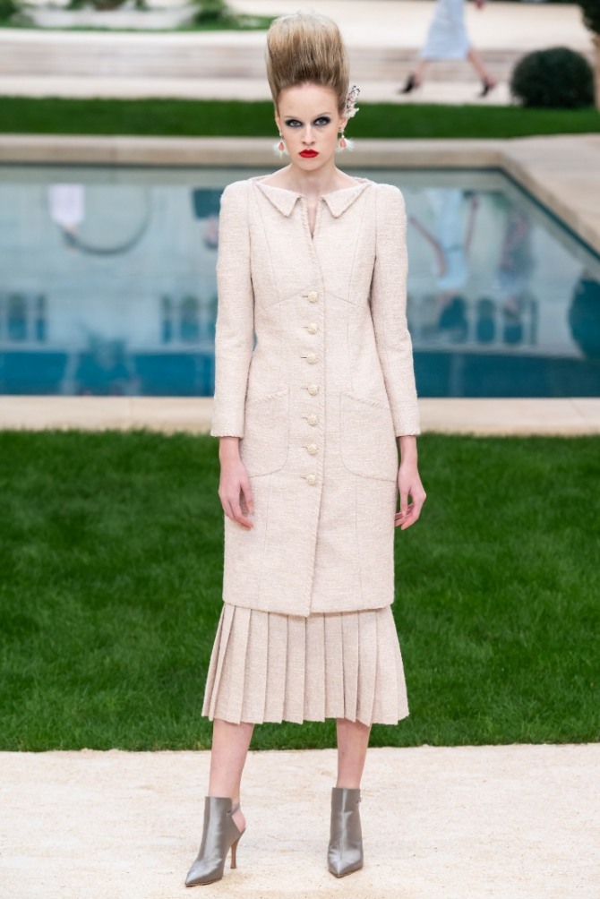 пальто пастельного цвета от Chanel из кутюрной коллекции весна 2019 - прямой силуэт, оригинальный воротник
