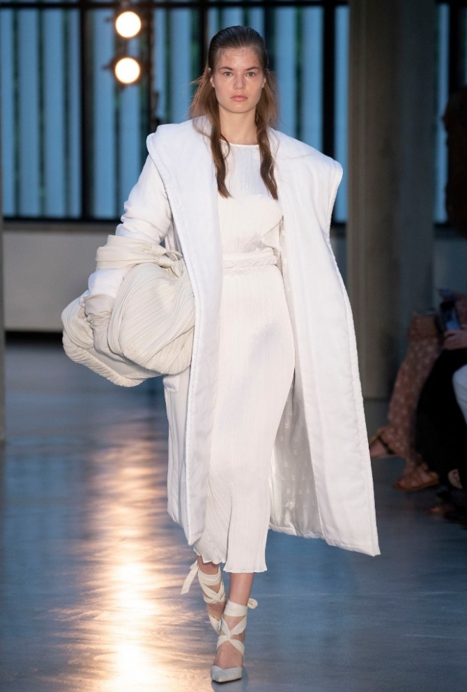 женские базовый гардероб на весну 2019 - светлое пальто-халат от Max Mara