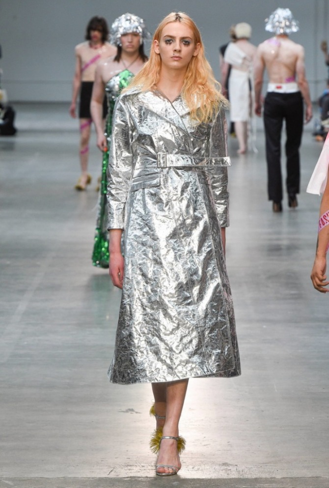 женское пальто из серебряной металлизированной ткани