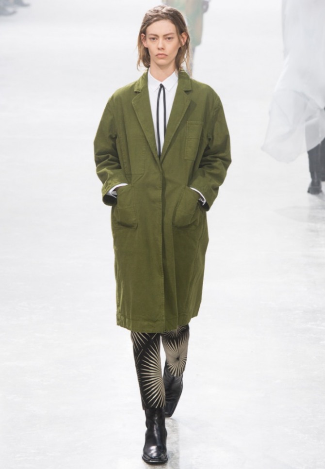пальто свободного силуэта с покатыми плечами из ткани оливкового цвета
