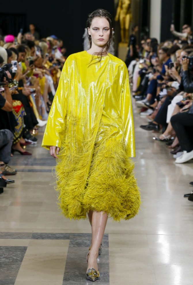 виниловое желтое женское пальто без воротника с бахромой по подолу