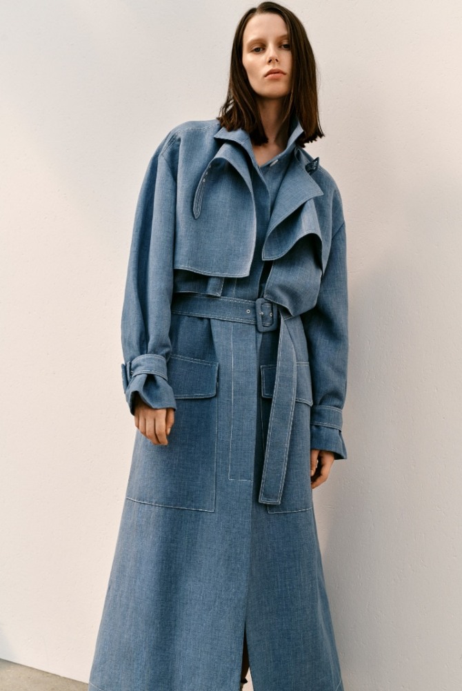 серо-голубое женское пальто в военном стиле