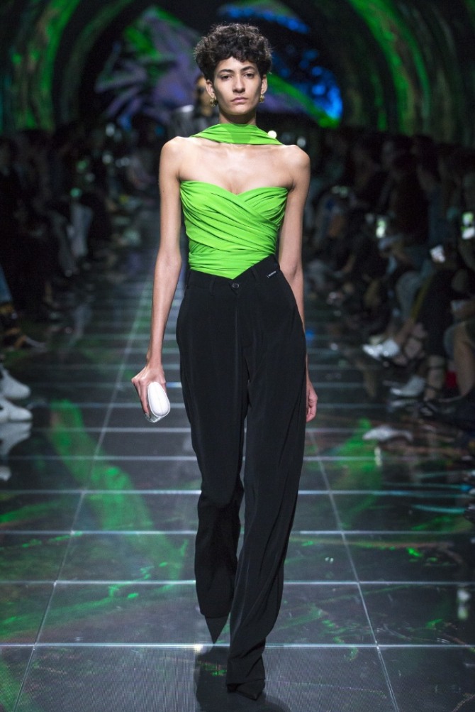 стильный вечерний комплект черные брюки плюс зеленый топ с палантином - идея для 8 марта