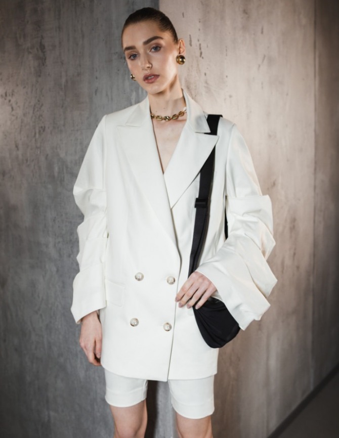 белое дамское стильное дизайнерское полупальто-пиджак в мужском стиле - модный тренд сезона весна-лето 2019