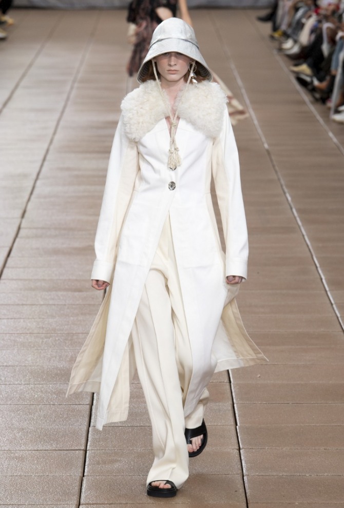 Белое элегантное дамское пальто с застежкой на одну пуговицу с пушистым меховым воротником из овчины. 