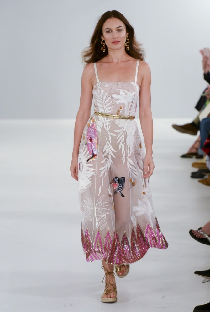 модный летний сарафан 2019 - из прозрачной ткани, с вышивкой и золотым пояском
