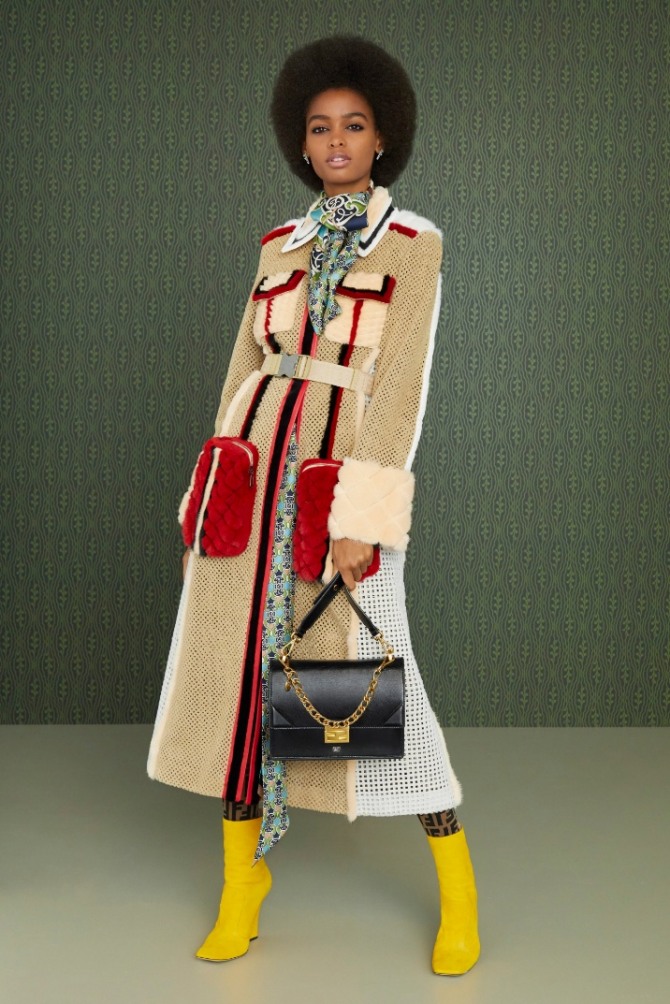 модное пальто из сетчатого материала с накладными меховыми карманами от бренда Fendi