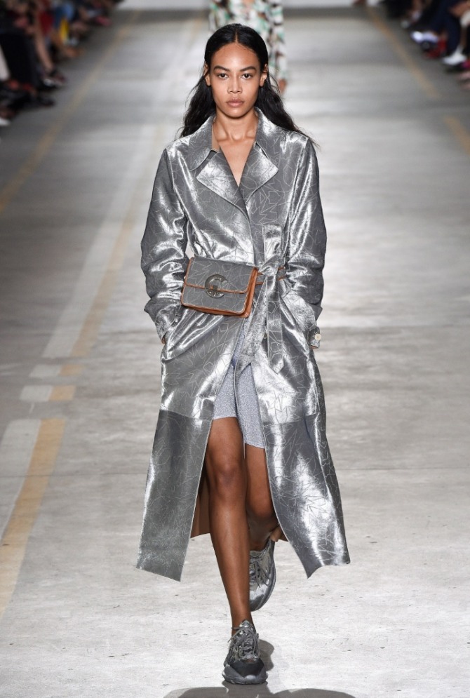 пальто из серебристой металлизированной ткани от Roberto Cavalli - модный тренд весна 2019