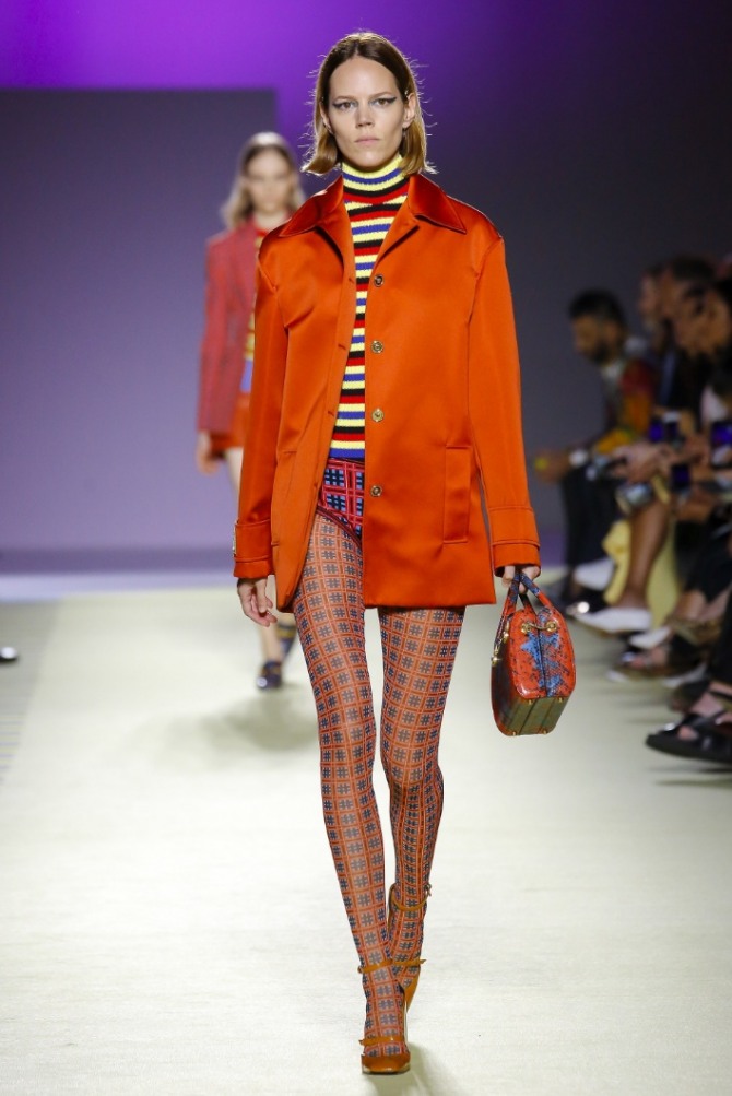 молодежное короткое красное пальто для девушки - тенденции весенней моды 2019