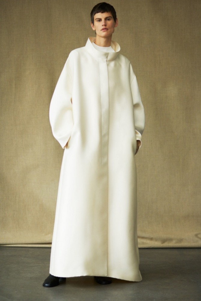 белое длинное пальто в стиле оверсайз из дизайнерской коллекции The Row на весну-лето 2019