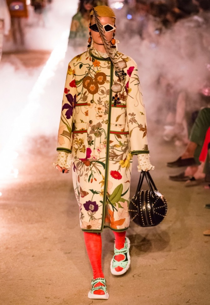  весеннее светлое женское пальто от Gucci с цветочным принтом