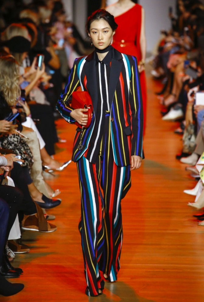 женский брючный костюм в разноцветную вертикальную полоску
