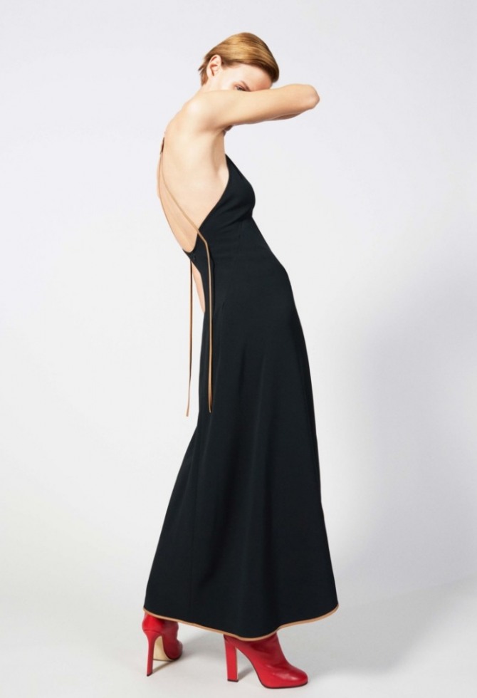 черное длинное платье с сильно обнаженной спиной