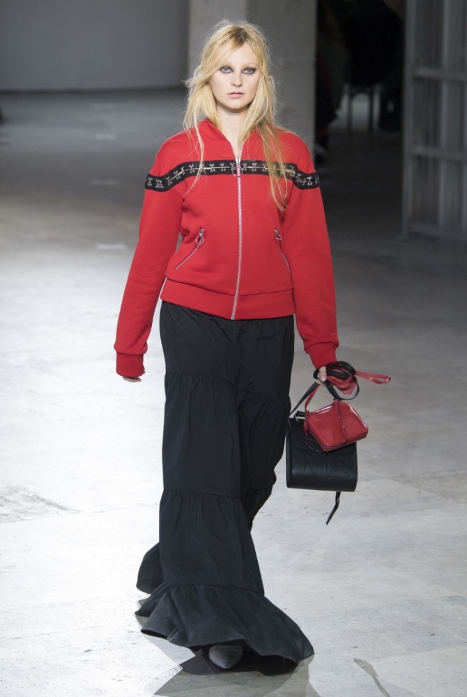 комплект из красной кофты на молнии в спортивном стиле с длинной юбкой макси с воланом по подолу