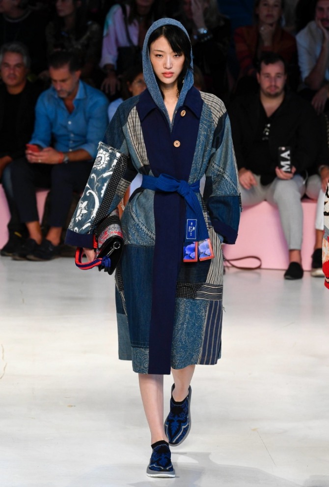 женское пальто с капюшоном из джинсовой ткани и разноцветных лоскутов