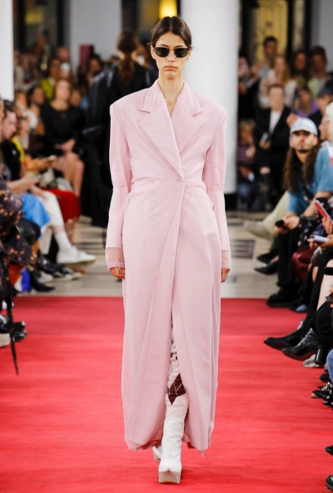 модное женское пальто весеннего сезона 2019 - минимализм, прямой крой, халатный стиль
