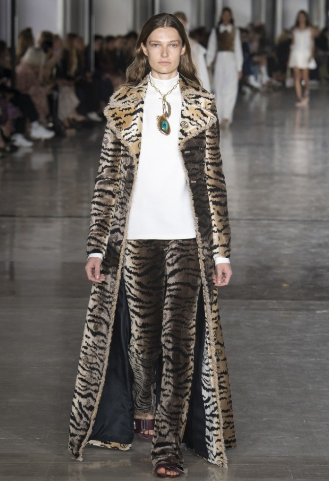 стильное элегантное легкое весеннее женское меховое пальто макси с тигриным принтом