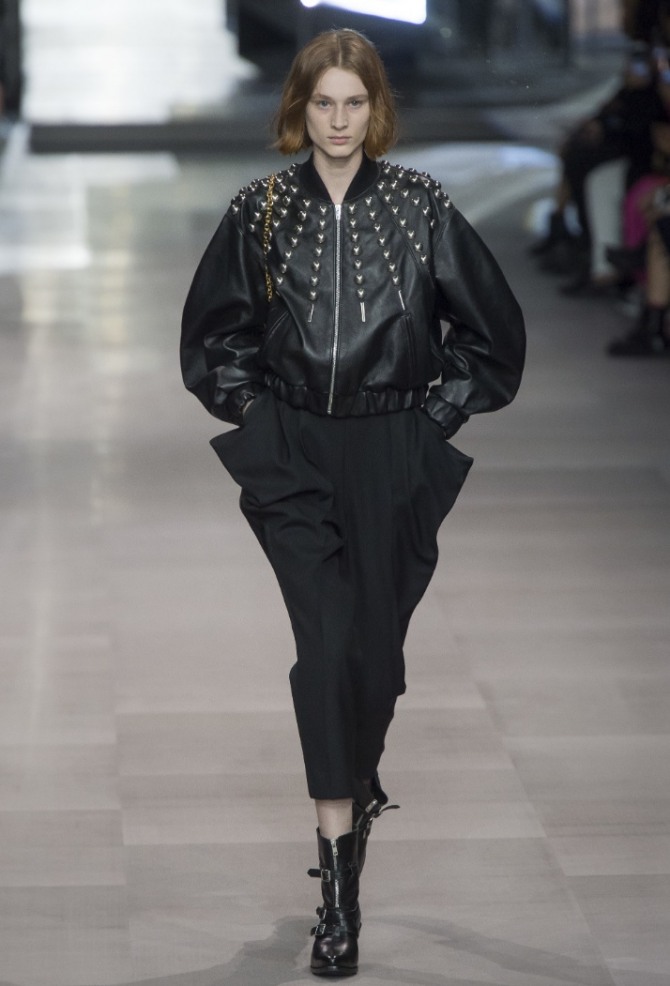 черная кожаная модель женской модной куртки с широкими рукавами и металлическим декором