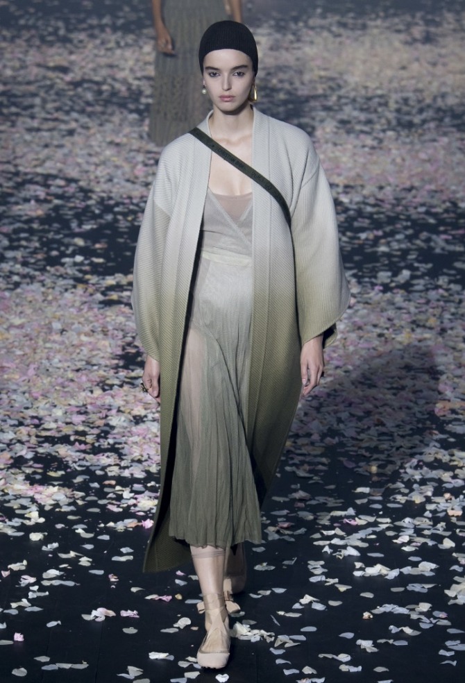 пальто пастельного цвета на весну 2019 года от Christian Dior