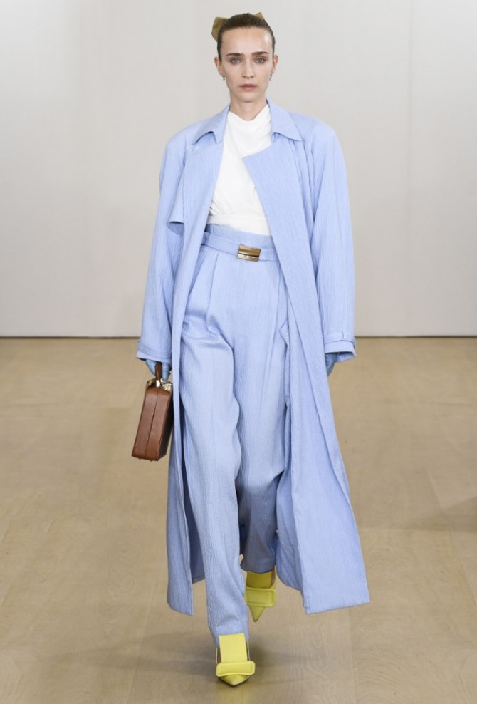 нежно-голубое летнее пальто в сочетании с брюками того же цвета и белой блузкой - с модных показов весна-лето 2019