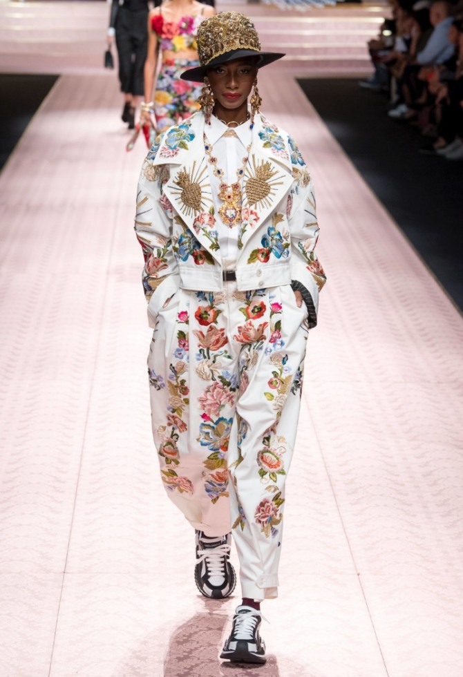 белый женский брючный костюм от Dolce & Gabbana с ярким рисунком, жакет имеет воротник с большими лацканами