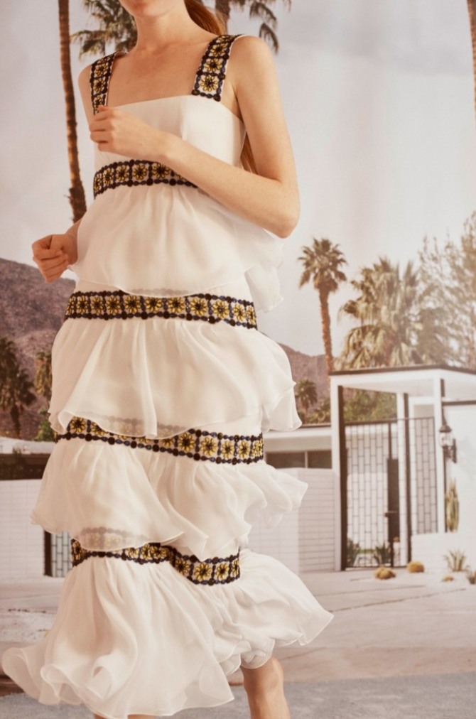 многослойный летний сарафан в романтическом стиле, декорированный широкой тесьмой