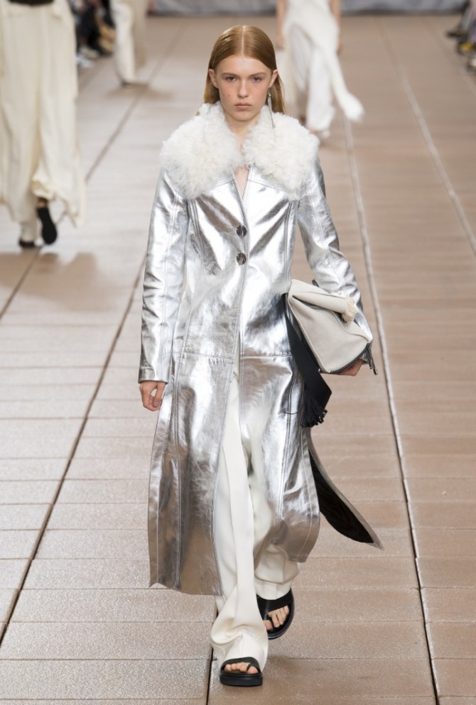 Длинное пальто весна 2019 из металлизированной ткани серебристого цвета. 