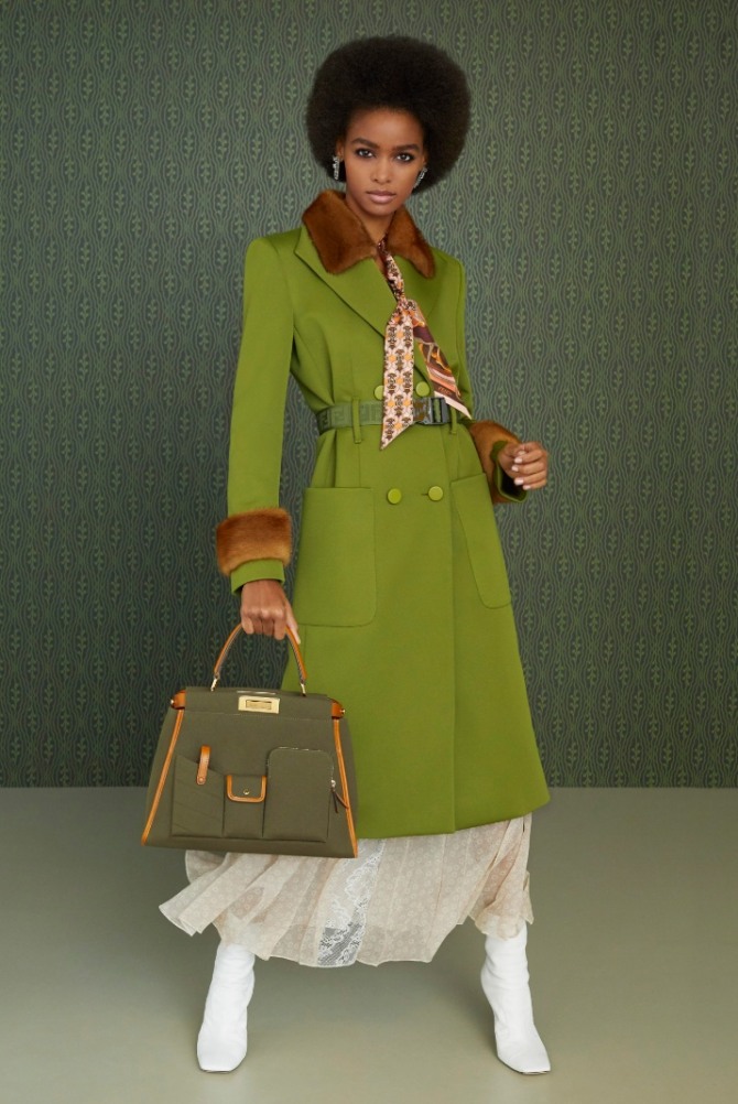 Двубортное светло-зеленое женское модное пальто с поясом с модных показов весна 2019 года