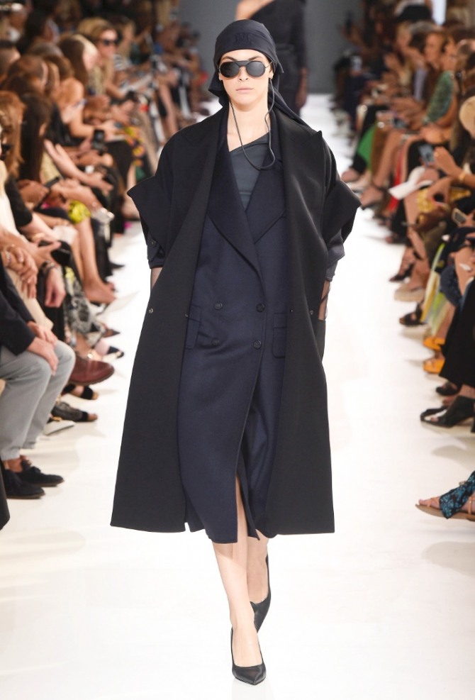 черное двухслойное черное пальто - модная тенденция сезона Весна 2019