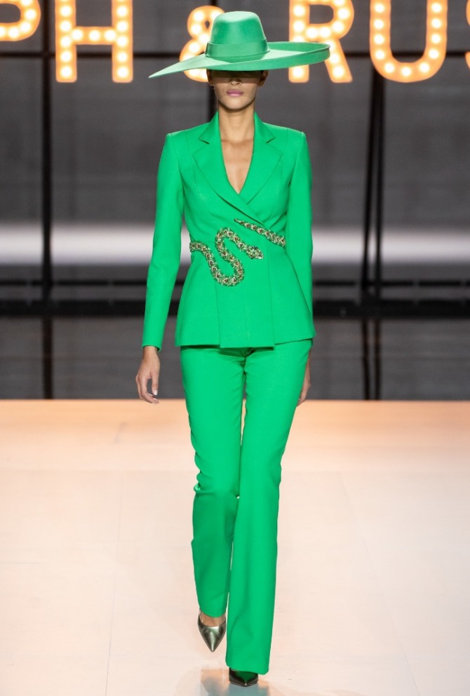 зеленый брючный костюм с декором из металлической змейки