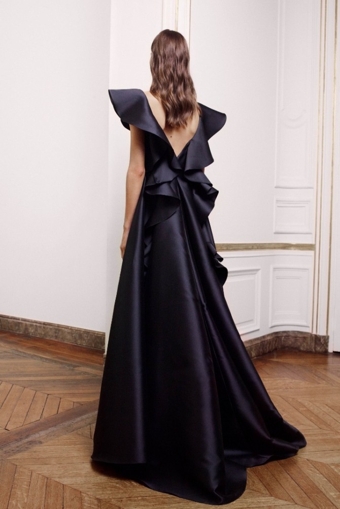 черное бальное платье от кутюр с угловым вырезом на спине, оформленном воланами