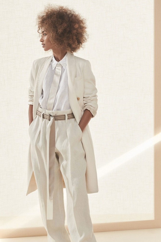 легкое весеннее белое дамское пальто в сочетании с белыми брюками и белой блузкой