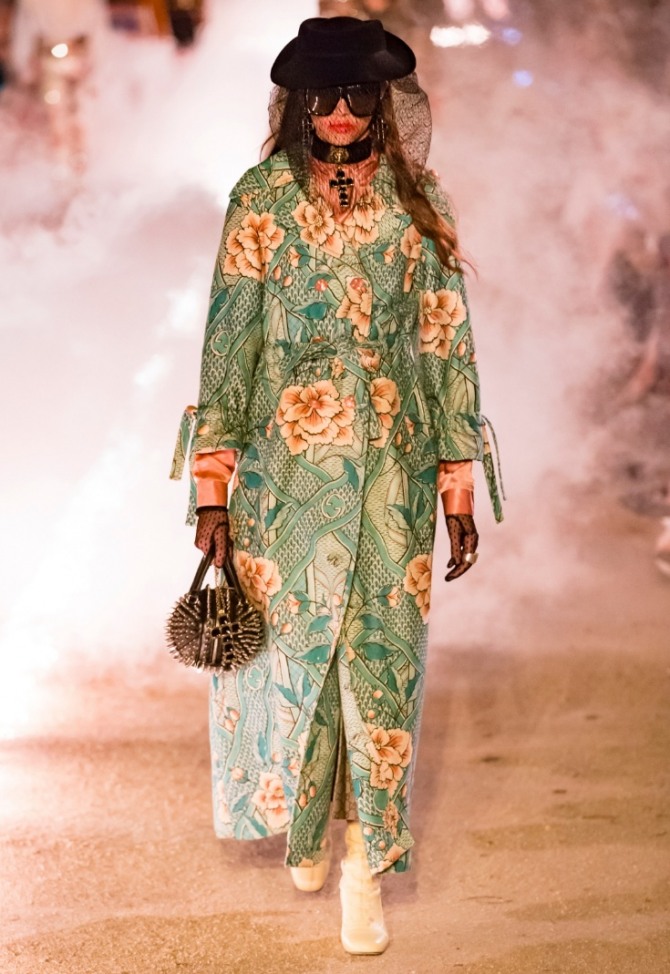 модное длинное женское пальто в цветах на сезон весна 2019