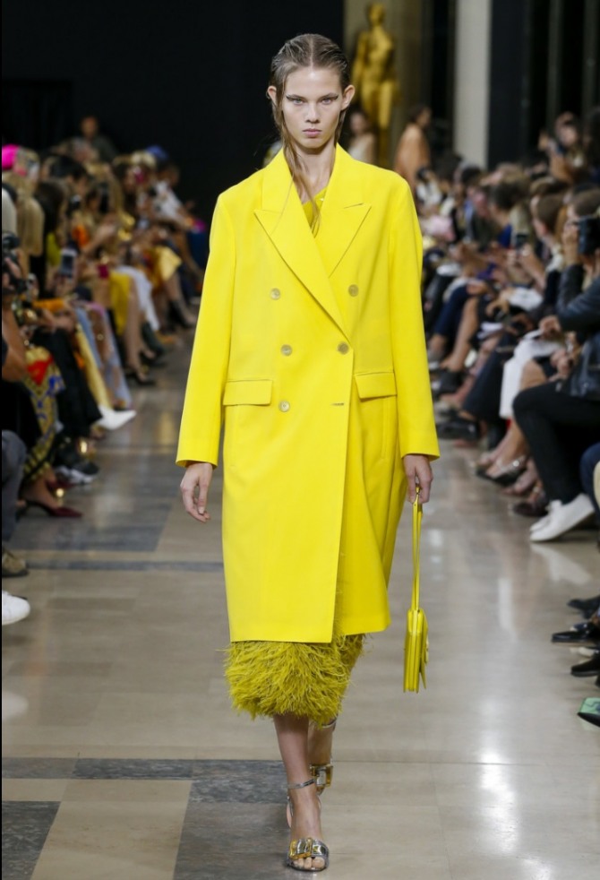 пальто желтого цвета - модная женская тенденция весны 2019 года
