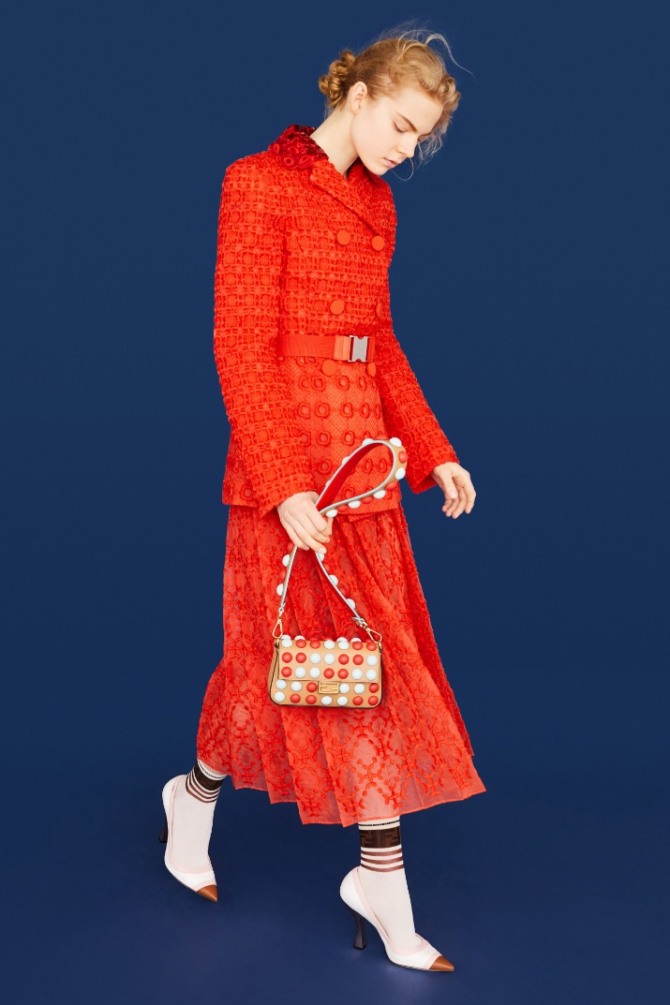 костюм из красного гипюра жакет с поясом и пуговицами в два ряда юбка клеш миди