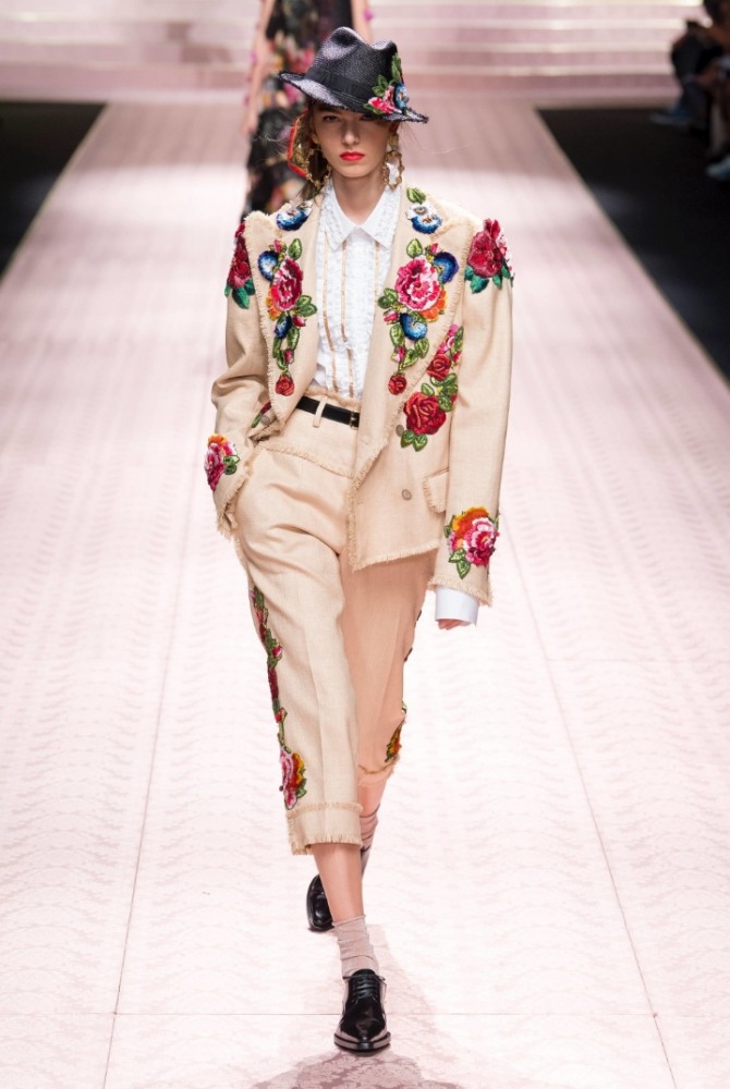 костюм оверсайз: жакет брюки песочного цвета с цветочными аппликациями, длина брюк ниже колена