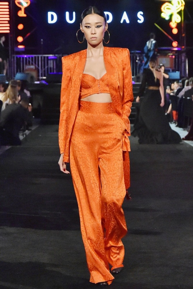 женский модный костюм мандаринового цвета - свободные брюки, жакет с мужскими плечами и топ 