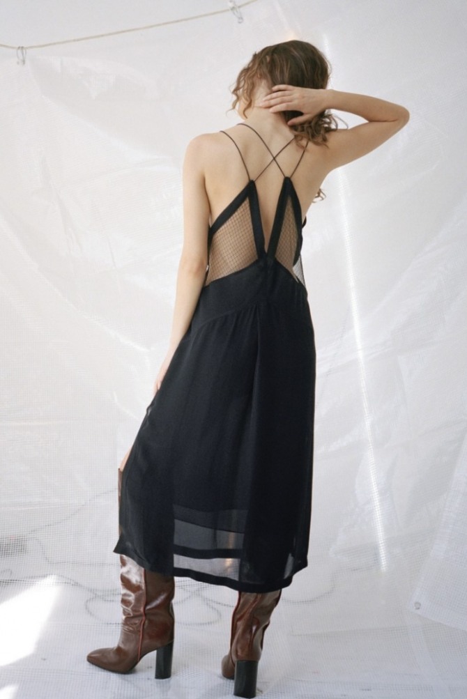 черное платье с сеткой на спине и обнаженной спиной