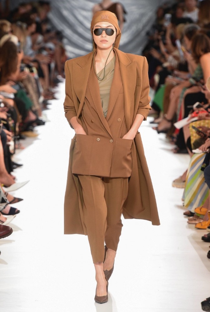  деловой женский брючный двубортный костюм коричневого цвета - длина жакета ниже бедра, есть большие накладные карманы, брюки 7/8 узкие 
